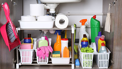 Detersivi sotto al lavandino